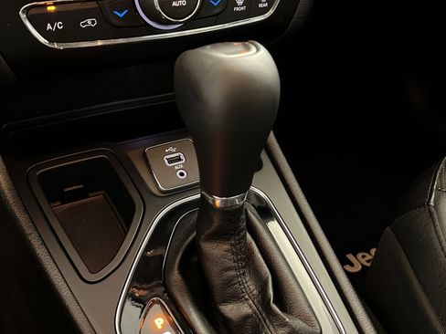 Used 2019 Jeep Cherokee Limited image 22