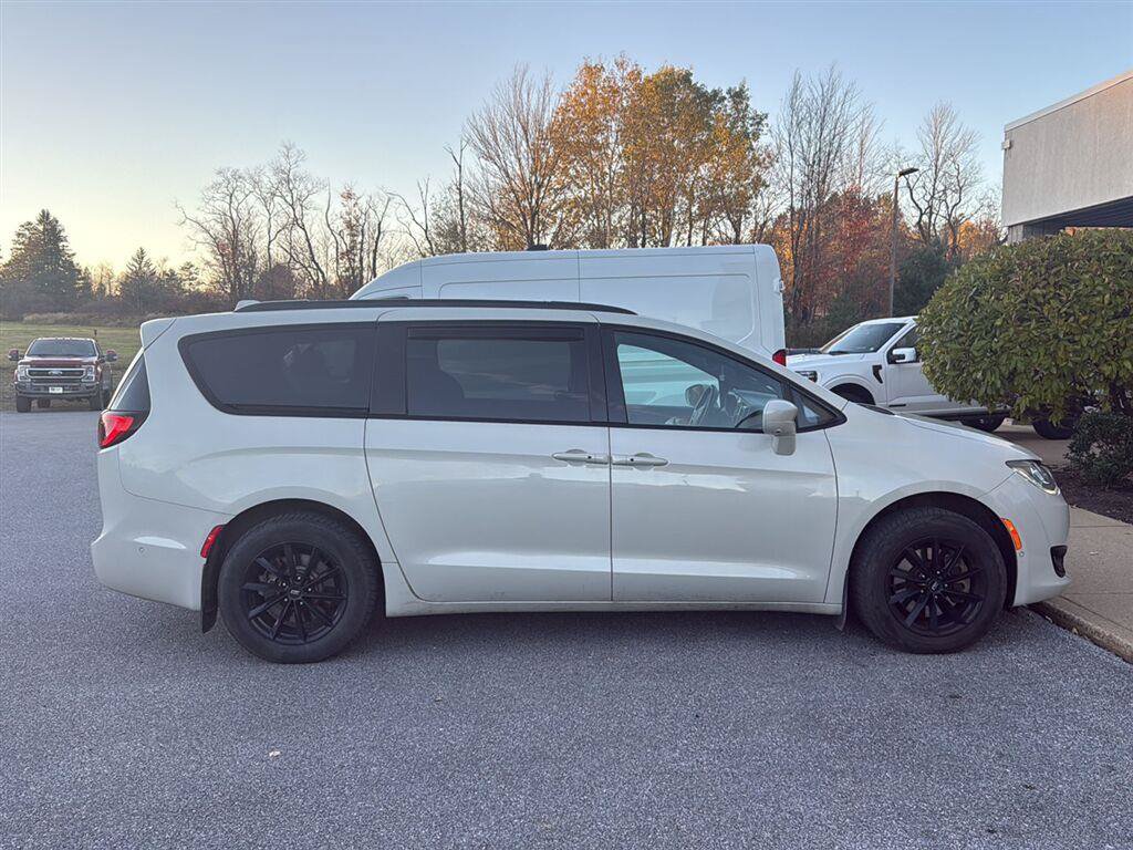 Used 2020 Chrysler Pacifica Touring-L AWD/4WD image 4