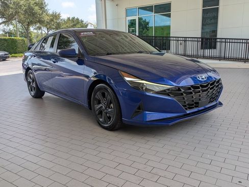 Used 2022 Hyundai Elantra SEL w/ Convenience Package FWD image 3