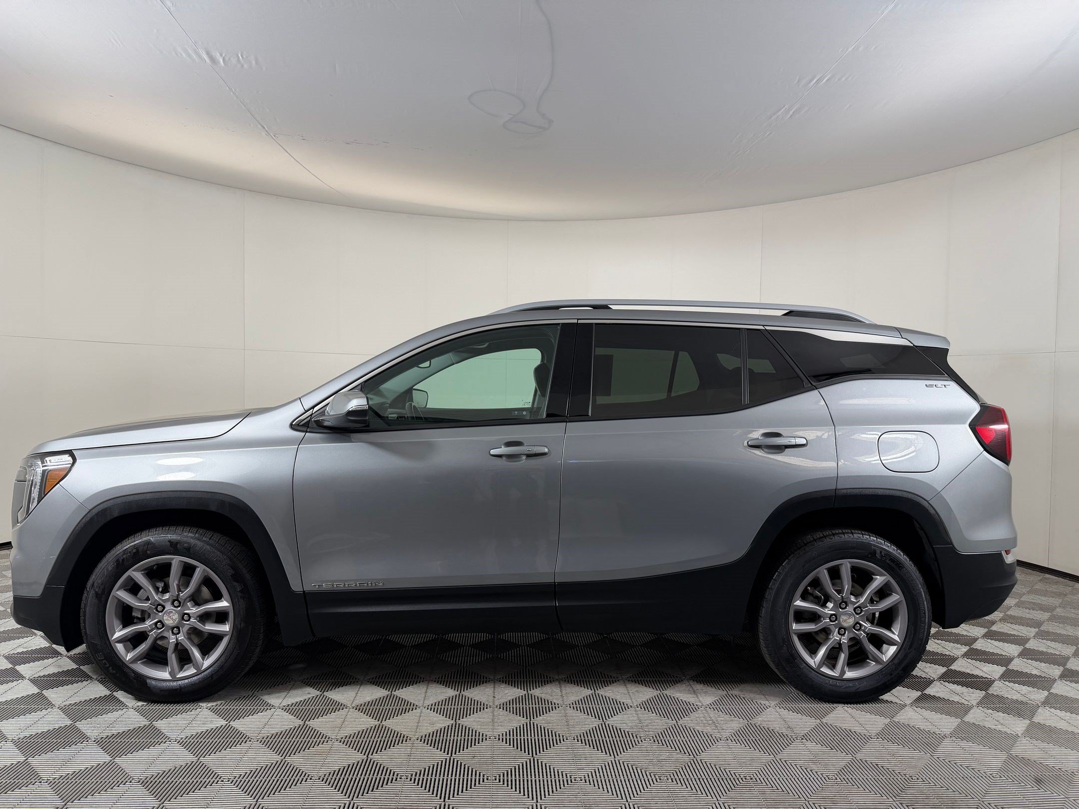 Used 2024 GMC Terrain SLT AWD/4WD image 38