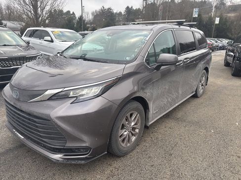 Used 2021 Toyota Sienna LE image 3