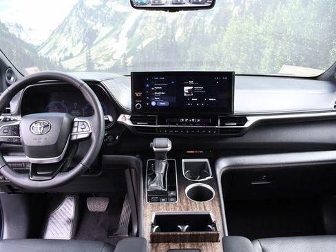 Used 2025 Toyota Sienna Limited image 18