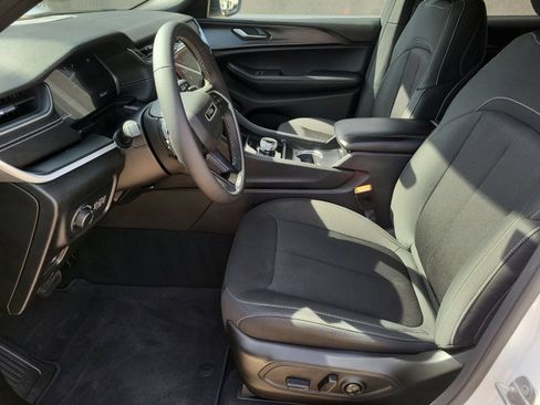 Used 2025 Jeep Grand Cherokee L Laredo RWD image 18