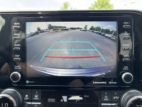 Used 2022 Toyota Highlander XLE AWD/4WD image 19