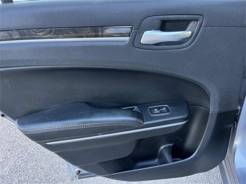 Used 2017 Chrysler 300 C image 17