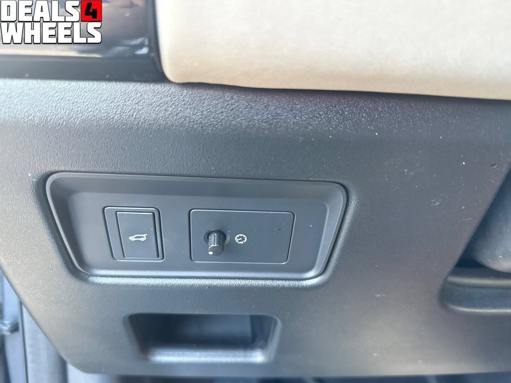 Used 2017 Land Rover Discovery HSE AWD/4WD image 36
