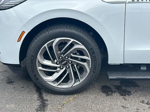 New 2026 Lincoln Navigator Reserve AWD/4WD image 12
