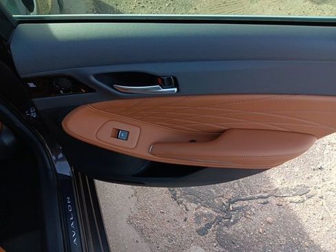 Used 2020 Toyota Avalon Limited image 26