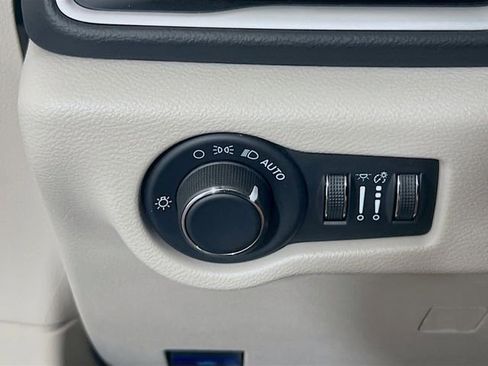 Used 2023 Chrysler Voyager LX FWD image 10