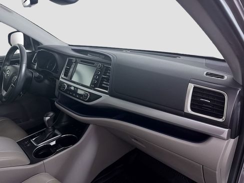 Used 2019 Toyota Highlander XLE image 19
