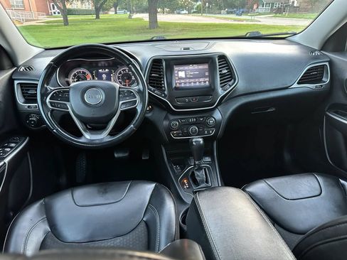 Used 2019 Jeep Cherokee Latitude Plus FWD image 18