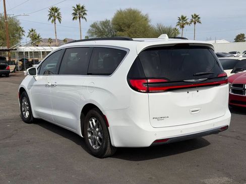 Used 2021 Chrysler Pacifica Touring FWD image 5