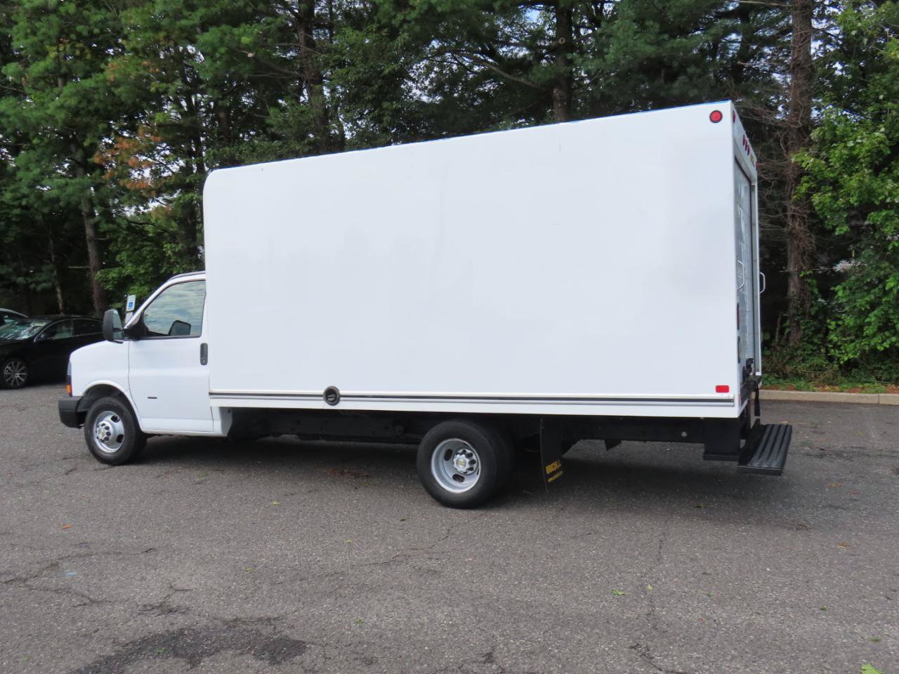Used 2018 Chevrolet Express 3500 w/ Driver Convenience Package RWD image 3