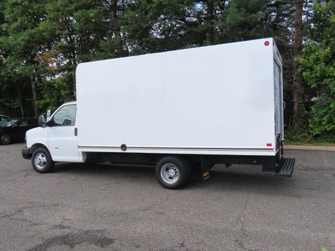 Used 2018 Chevrolet Express 3500 w/ Driver Convenience Package RWD image 3
