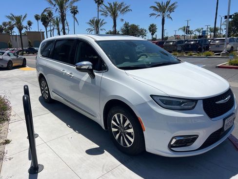 Used 2023 Chrysler Pacifica Limited image 7