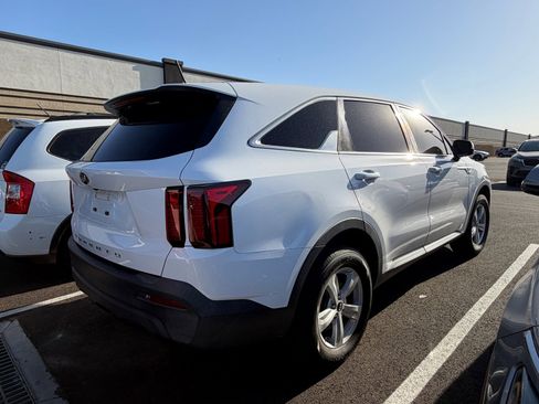 Used 2021 Kia Sorento LX image 3