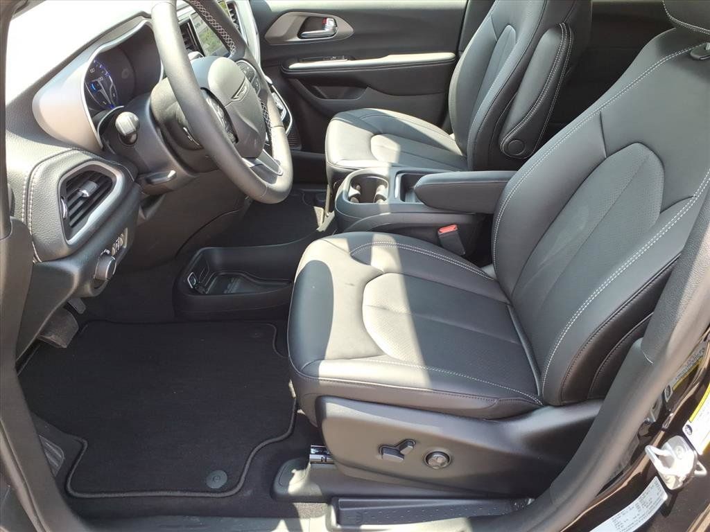 New 2027 Chrysler Pacifica Select FWD image 12