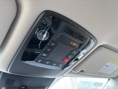 Used 2025 Kia Carnival EX FWD image 14