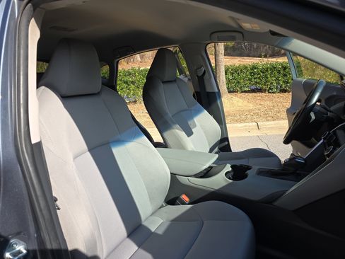 Used 2021 Toyota Venza LE image 10