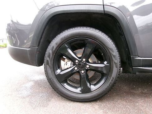 Certified 2025 Jeep Grand Cherokee Limited w/ Black Appearance Package AWD/4WD image 17