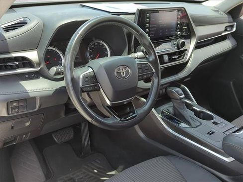 Used 2021 Toyota Highlander LE FWD image 10