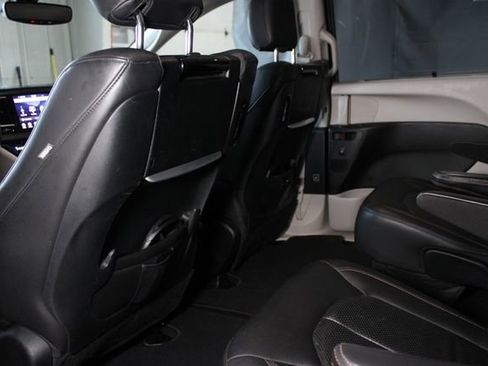 Used 2018 Chrysler Pacifica Touring-L Plus w/ Tire & Wheel Group FWD image 25