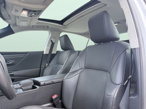 Used 2022 Lexus ES 250 w/ Premium Package image 3