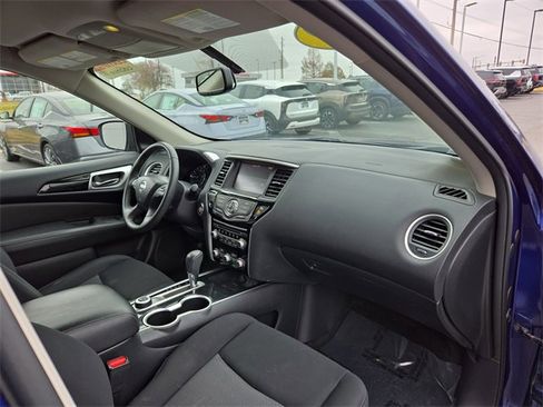 Used 2019 Nissan Pathfinder SV image 16