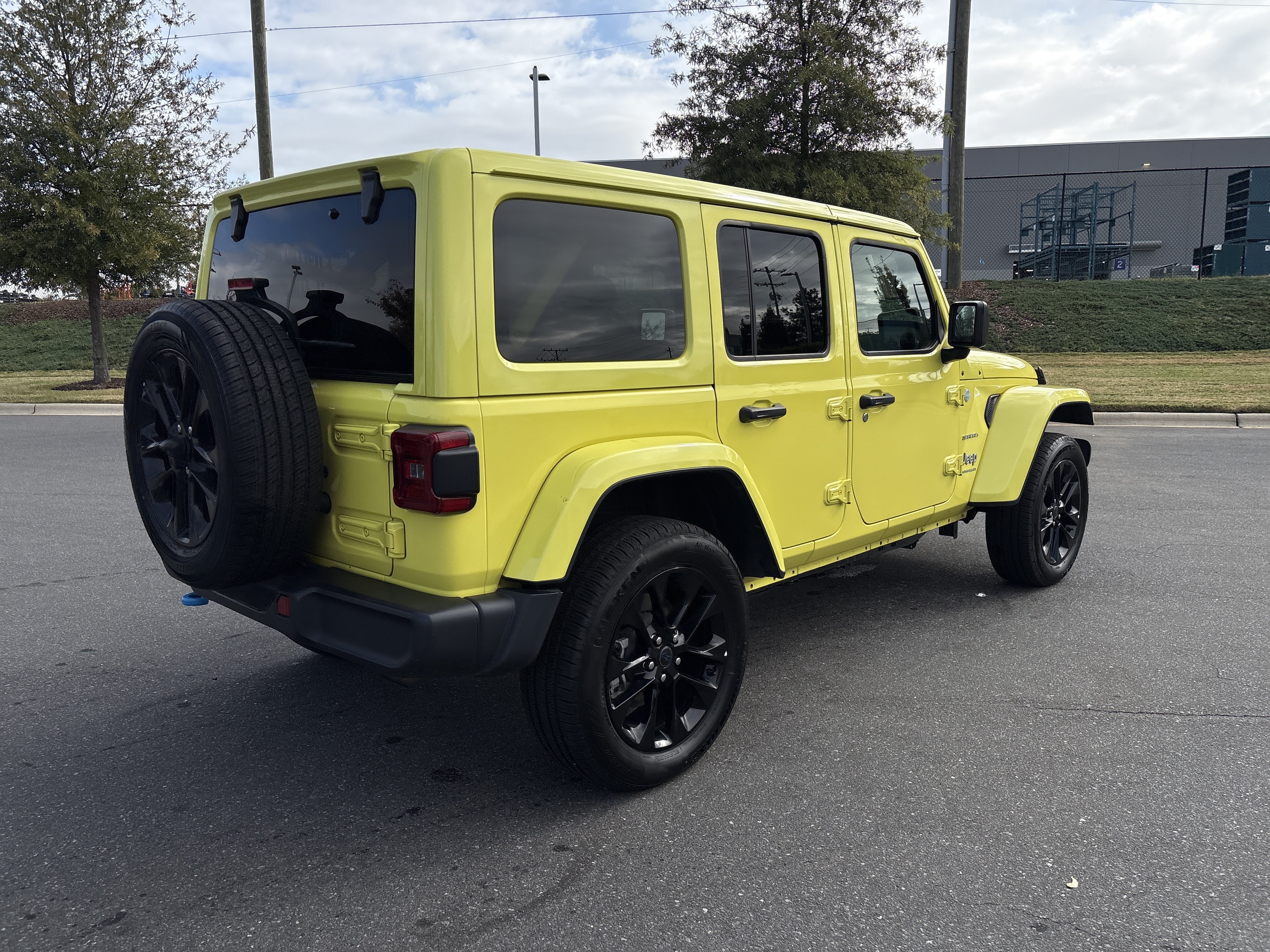 Used 2024 Jeep Wrangler Unlimited Sahara AWD/4WD image 9