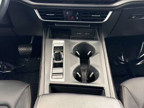 Used 2024 Volkswagen Atlas SE FWD image 17