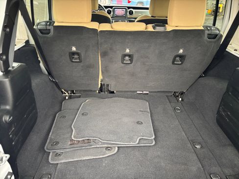 Used 2018 Jeep Wrangler Unlimited Sahara image 27