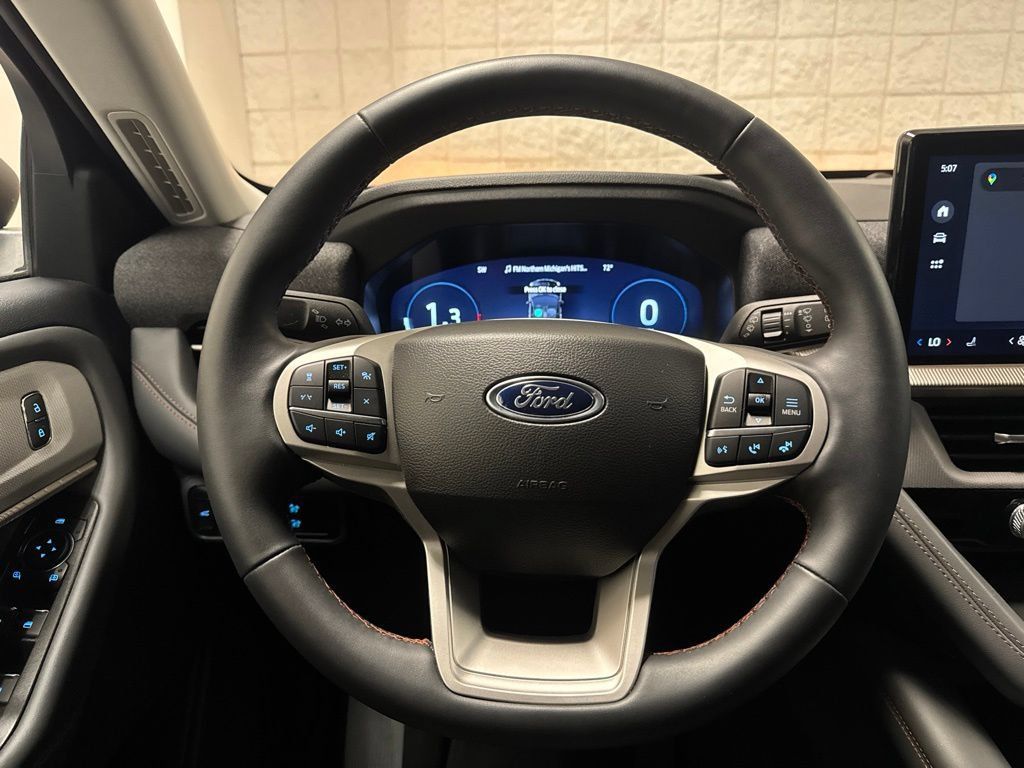 Used 2025 Ford Explorer Active AWD/4WD image 18