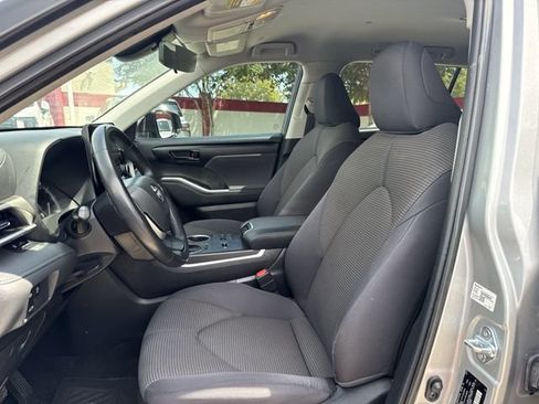 Used 2023 Toyota Highlander LE FWD image 26