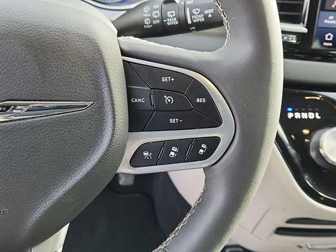 Used 2024 Chrysler Pacifica Touring-L image 17
