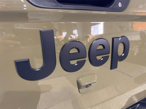 Used 2025 Jeep Gladiator Sport w/ Premium Package image 21