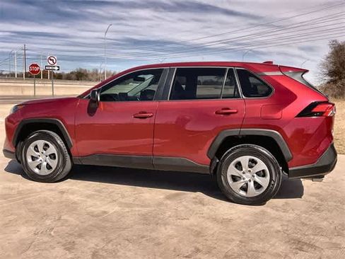 Used 2022 Toyota RAV4 LE image 4