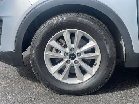 Used 2019 Kia Sorento LX image 25