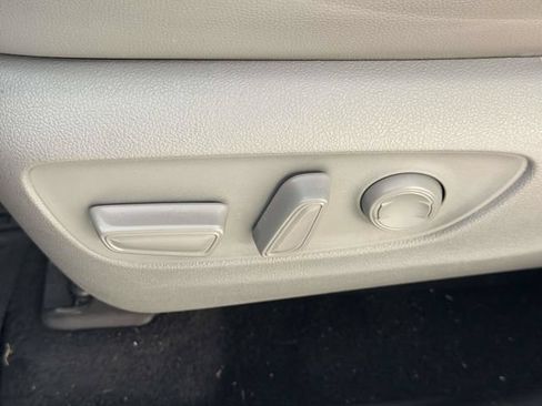 Used 2022 Toyota Highlander XLE AWD/4WD image 19