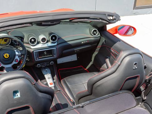 Used 2017 Ferrari California T RWD image 58