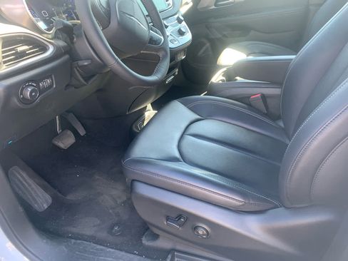 Used 2025 Chrysler Pacifica Select FWD image 9