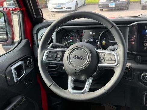 Used 2025 Jeep Wrangler Unlimited Sahara AWD/4WD image 16