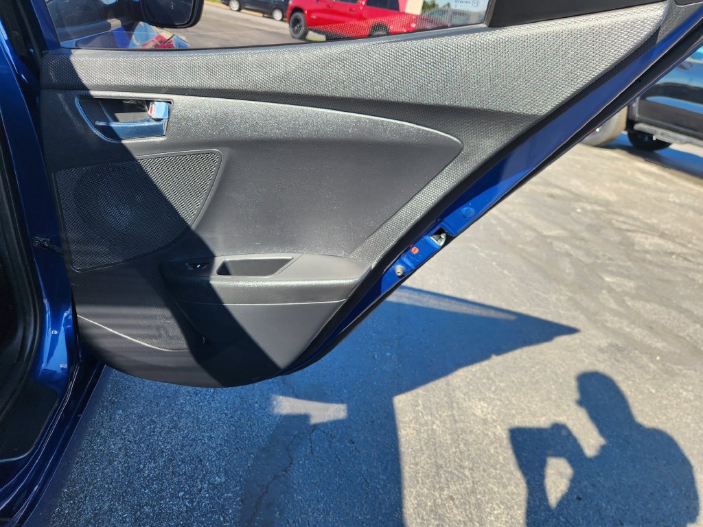 Used 2016 Hyundai Veloster FWD image 12