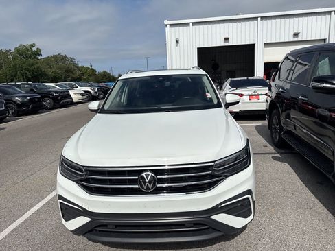 Used 2024 Volkswagen Tiguan SE w/ Panoramic Sunroof Package AWD/4WD image 2