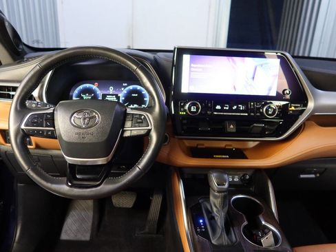 Used 2024 Toyota Highlander Platinum image 22