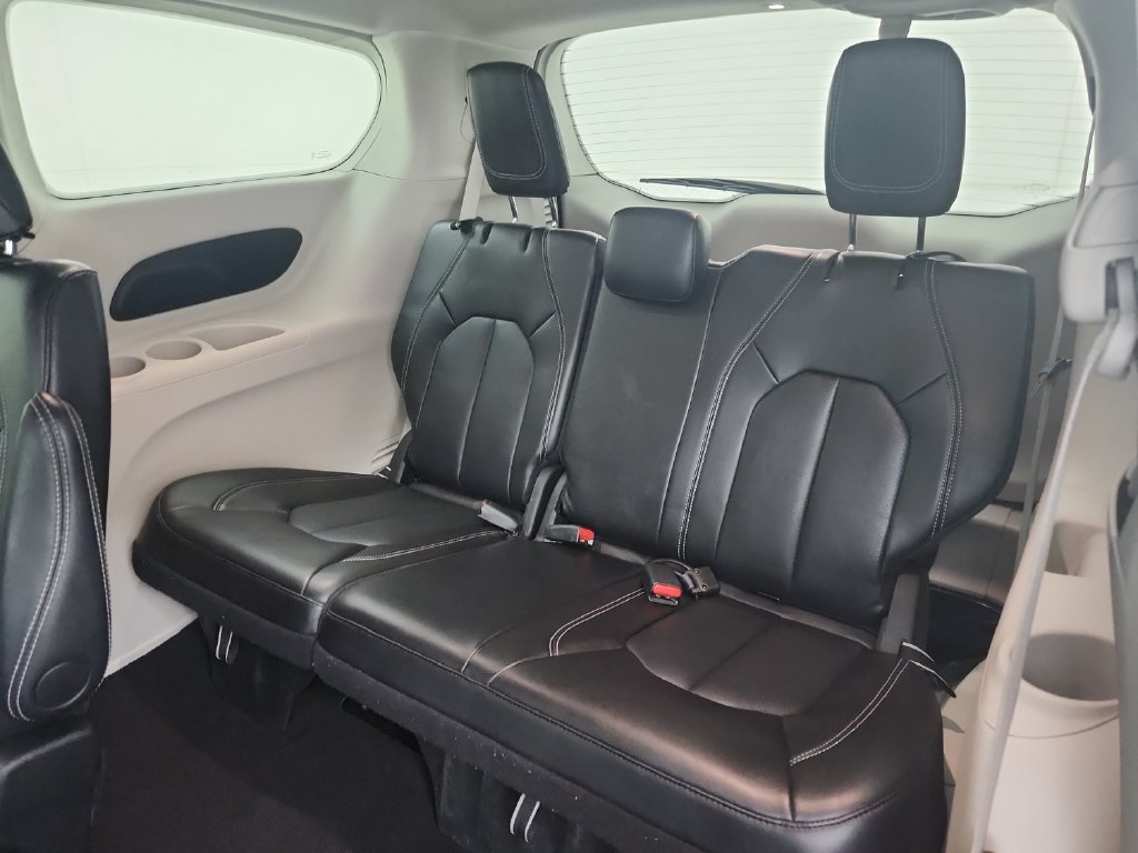 Certified 2024 Chrysler Pacifica Touring-L FWD image 35