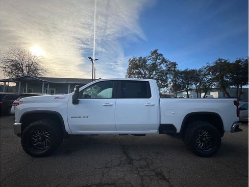 Used 2020 Chevrolet Silverado 2500 LT w/ Z71 Off-Road Package image 4