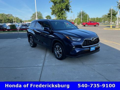 Used 2022 Toyota Highlander XLE AWD/4WD image 8