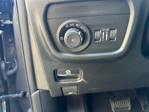 Used 2023 Jeep Grand Cherokee Limited AWD/4WD image 25