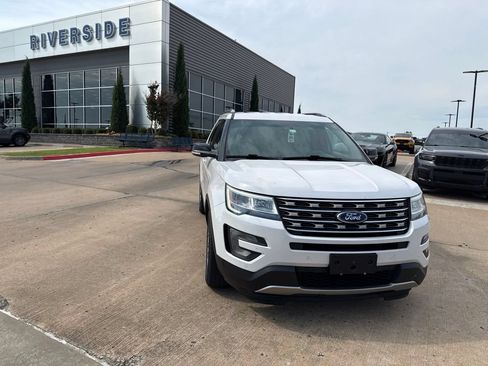 Used 2017 Ford Explorer XLT w/ Equipment Group 202A FWD image 2