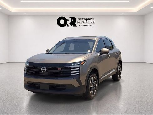 Used 2025 Nissan Kicks SR FWD image 2